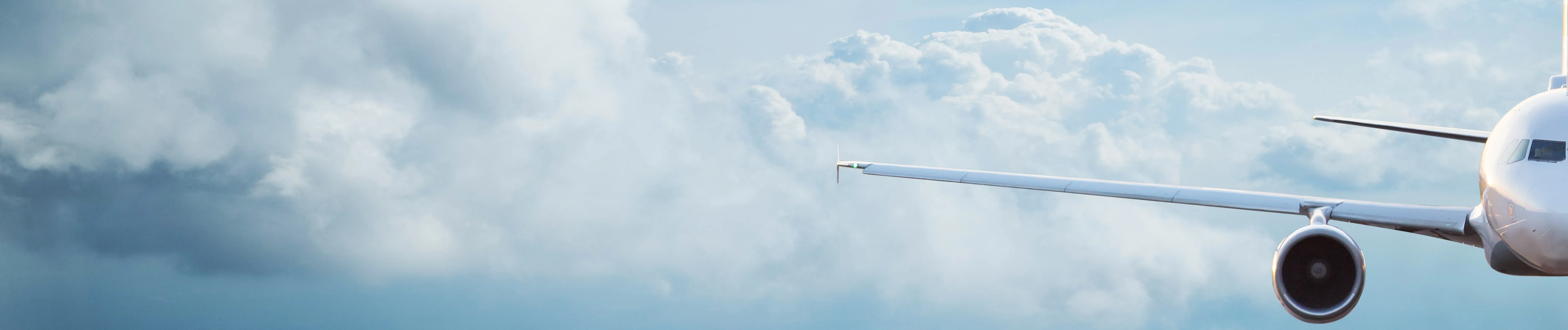 Letadlo v oblacích | Levné letenky od STUDENT AGENCY