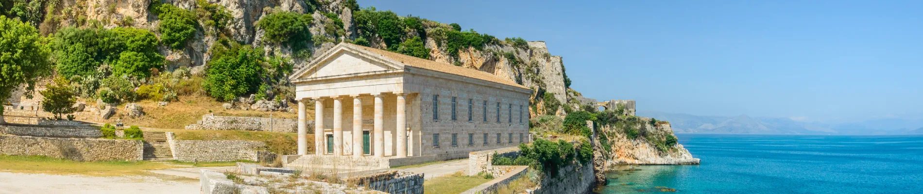 Albánie, Corfu, kostel svatého Jiří | Levné letenky do STUDENT AGENCY