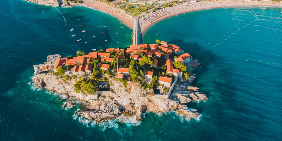 Odpočinek na pláži Sveti Stefan