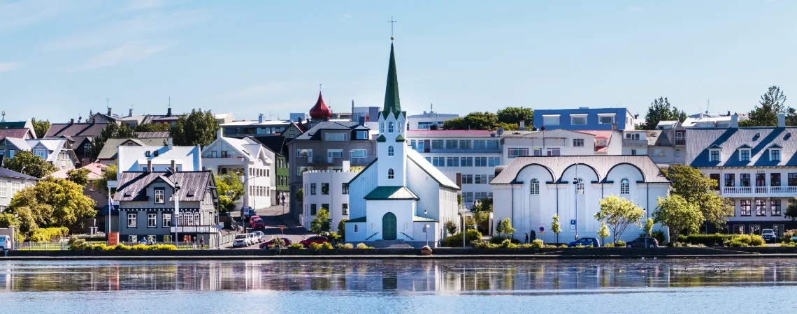 Kostel Fríkirkjan a jezero Tjörnin