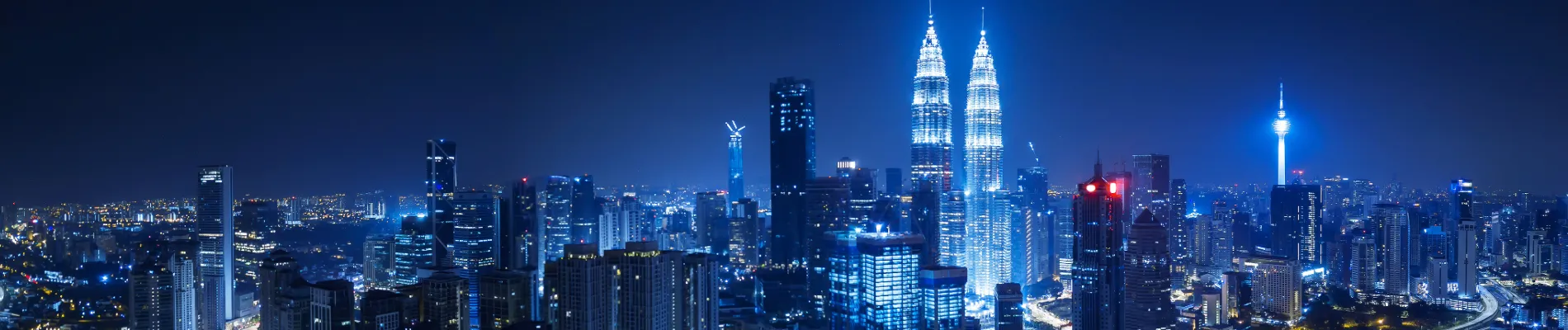 Noční metropole s mrakodrapy Petronas Twin Towers