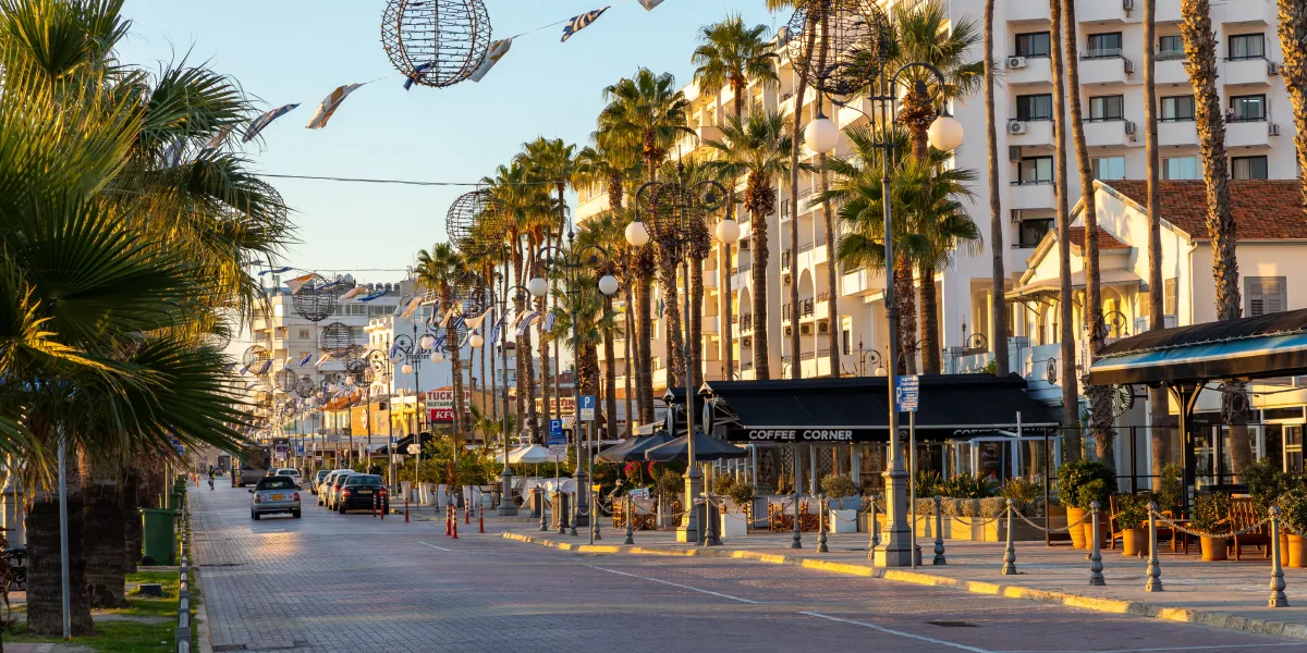 Procházka po pobřežní promenádě Finikoudes