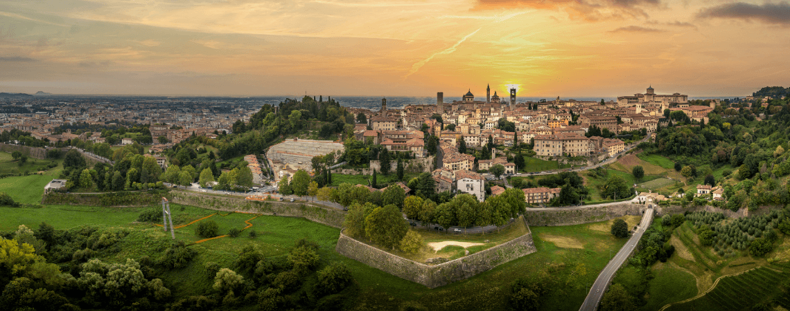 Výhled na Bergamo a jeho hradby