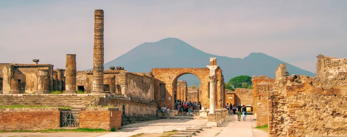 Pompeje se sopkou Vesuv