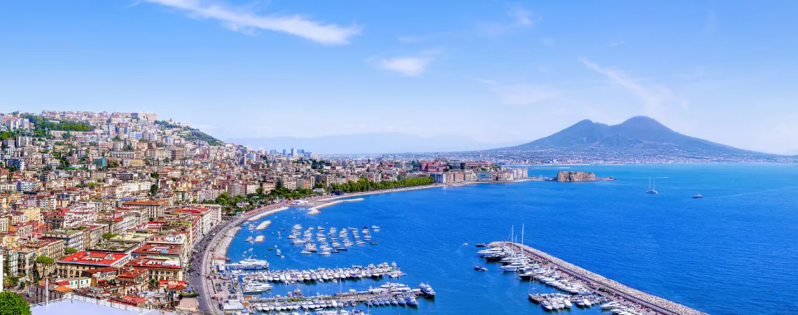 Neapolský přístav s Vesuvem v pozadí