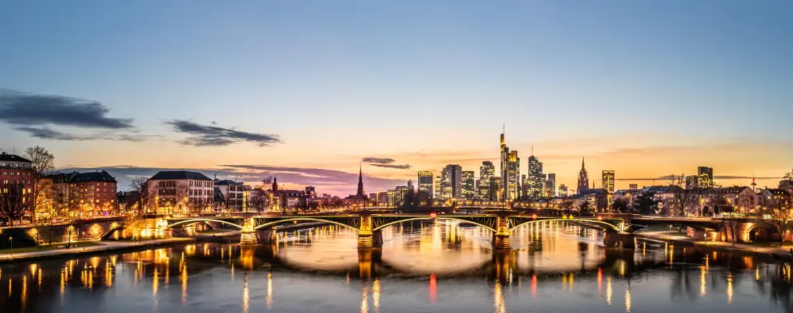 Silueta měst a řeka Mohan