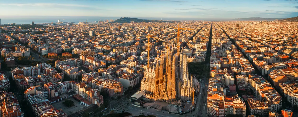 Fotografie Barcelony z výšky, s historickou památkou Sagrada Familia