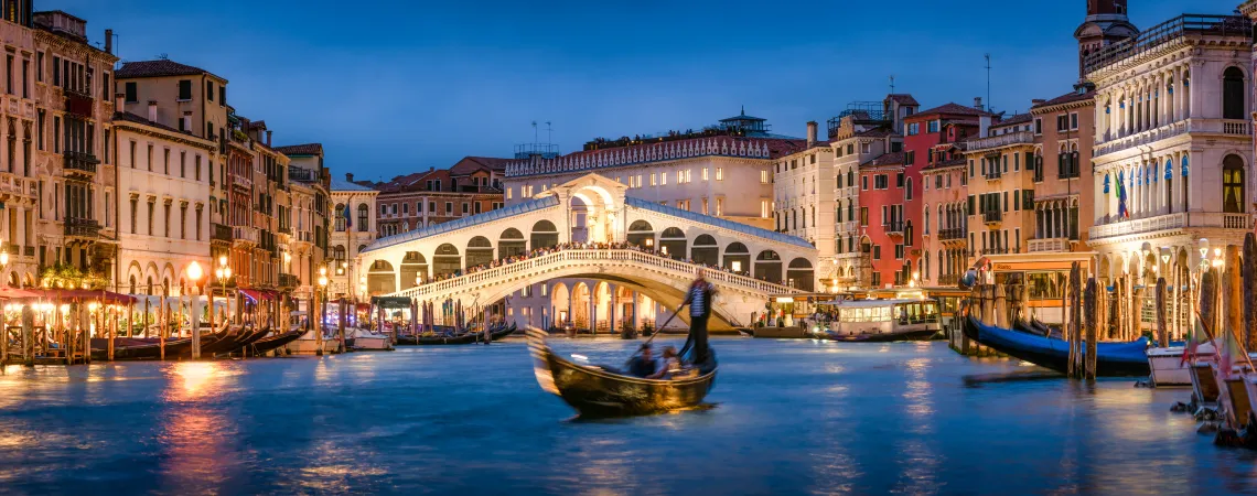 Benátský Canal Grande v noci