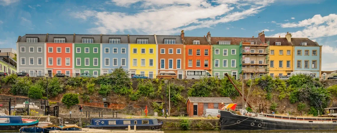typické barevné domy v Bristolu