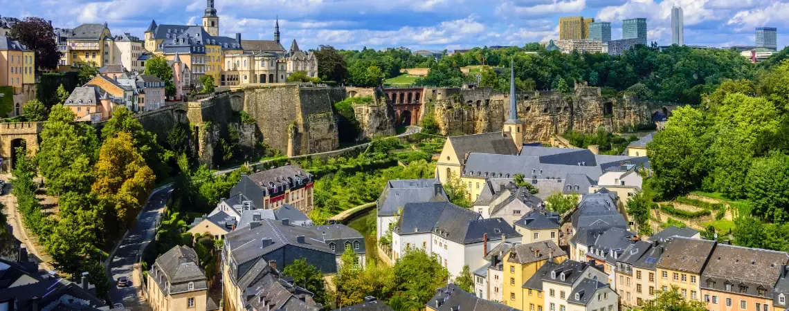 Pohled na hradby a čtvrť Grund