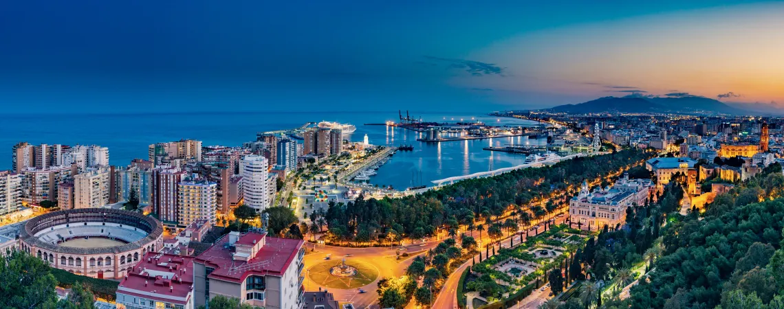 Noční výhled na město Malaga
