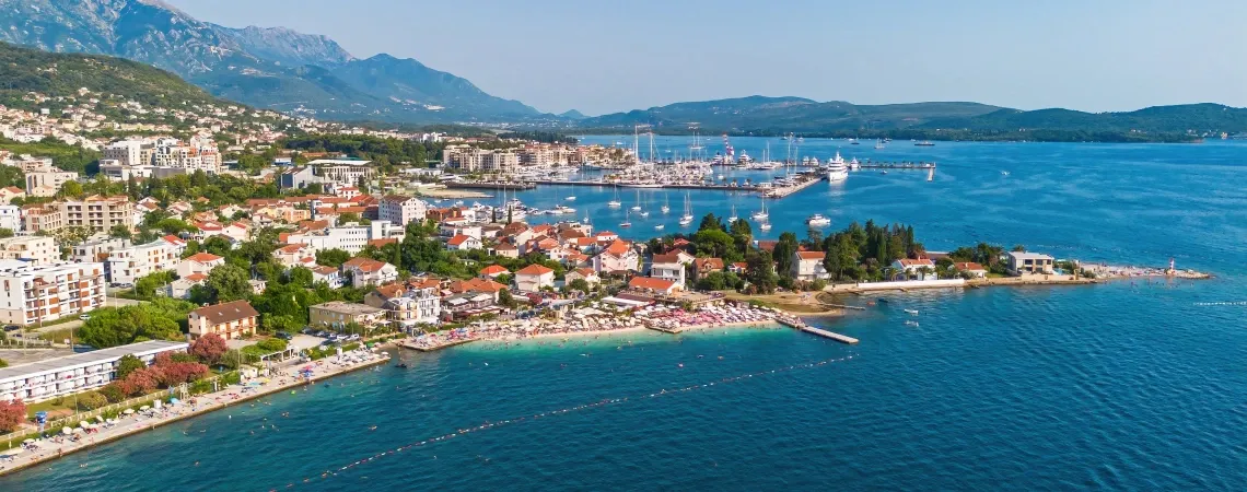 panoramatický pohled na Tivat