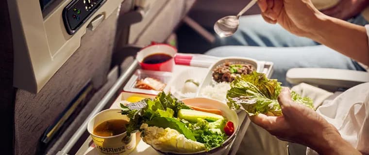 Gurmánské jídlo v business třídě Asiana Airlines – servis dostupný při rezervaci přes STUDENT AGENCY