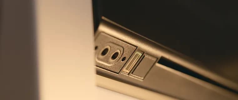 Detail zdířky pro sluchátka a portu v letadle