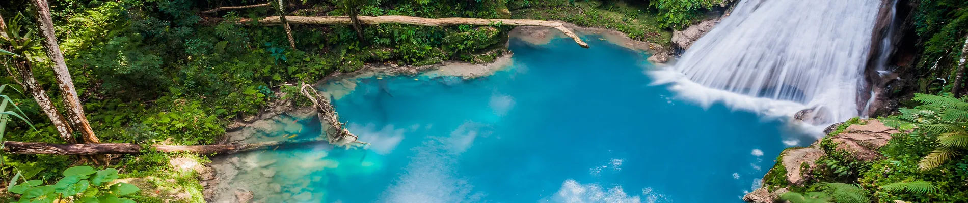 Přírodní jezírko Blue Hole s vodopádem