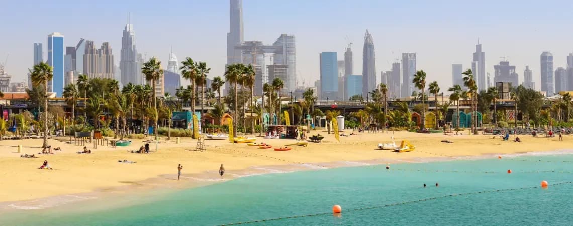 Zimní pláž v Dubaji
