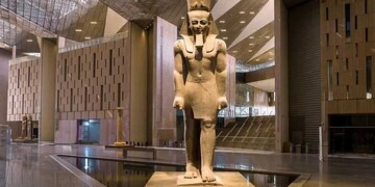 Architektonický zázrak u pyramid