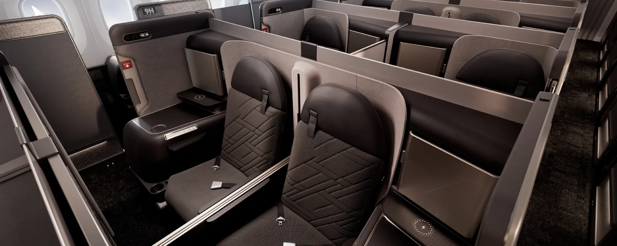 Kabina business třídy letadla Boeing 787-10 Korean Air s novými Prestige Suite 2.0 sedadly v uspořádání 1-2-1, s vysokými přepážkami a individuálními obrazovkami.