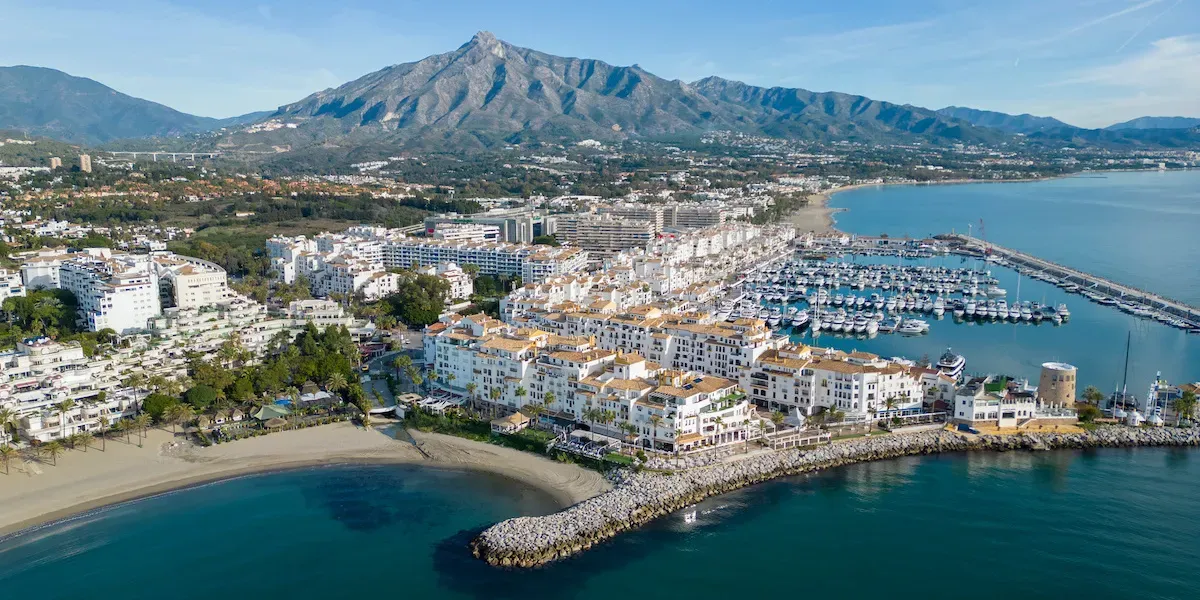 Den v Puerto Banús Den v Puerto Banús