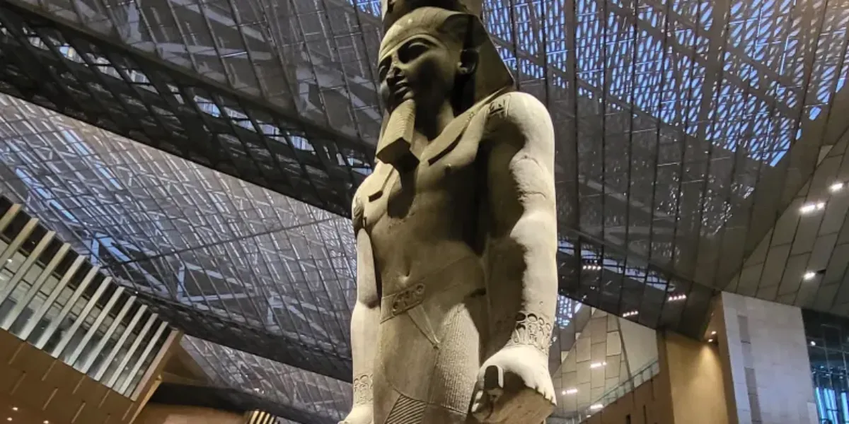 Architektonický zázrak u pyramid Architektonický zázrak u pyramid