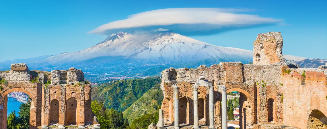antické řecké divadlo s výhledem na Etnu antické řecké divadlo s výhledem na Etnu