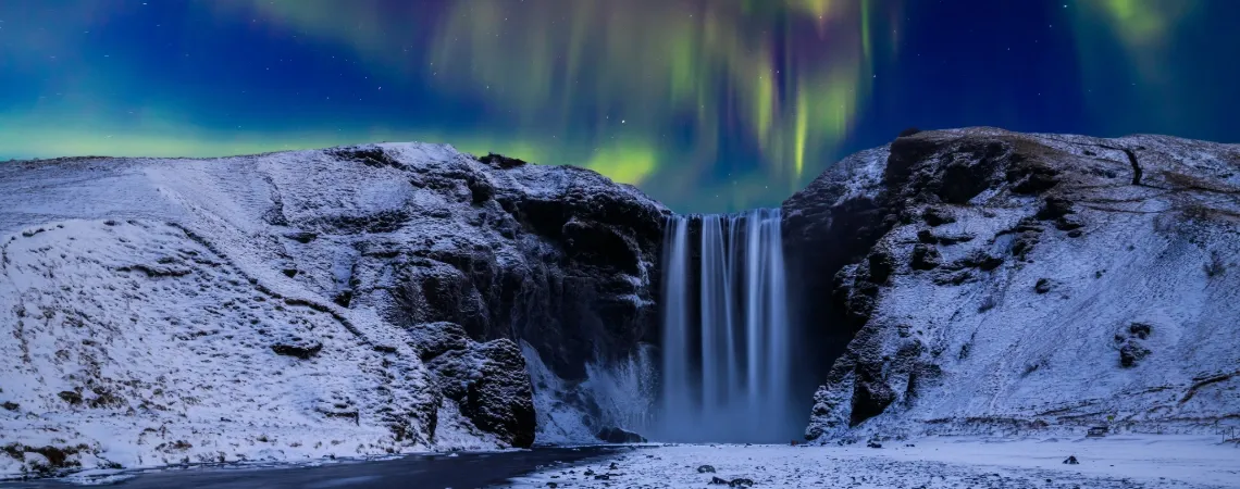 Vodopád Skógafoss při polární záři Vodopád Skógafoss při polární záři