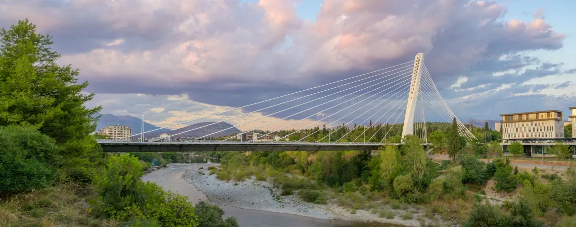 most přeš řeku Morača most přeš řeku Morača