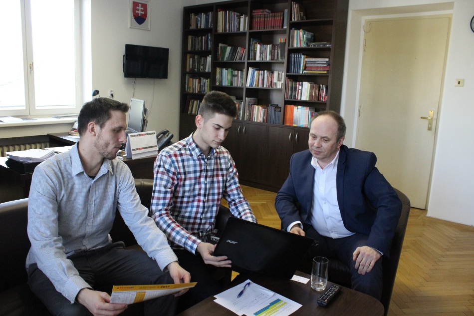 Zástupcovia RegioJetu Juraj Zelina a Martin Žarnovický na pracovnom stretnutí s Lászlóom Bukovszkym, splnomocnencom vlády pre národnostné menšiny z Úradu vlády SR